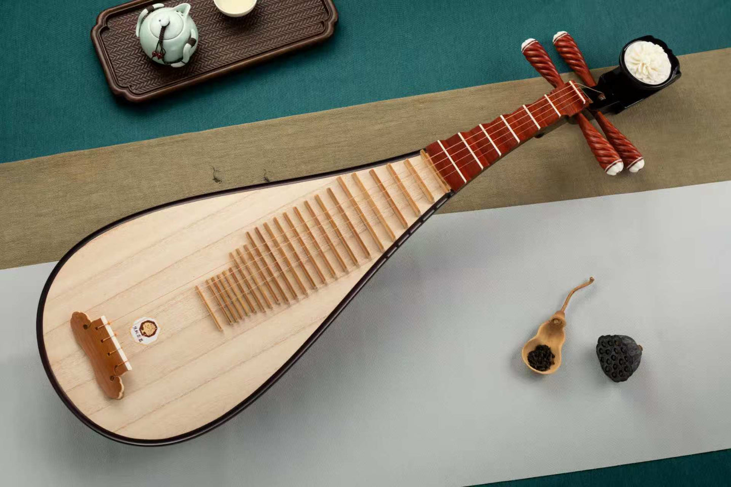 金花雕花花梨木琵琶 Golden-Flowers-Engraved Padauk Pipa with Rosewood Frets