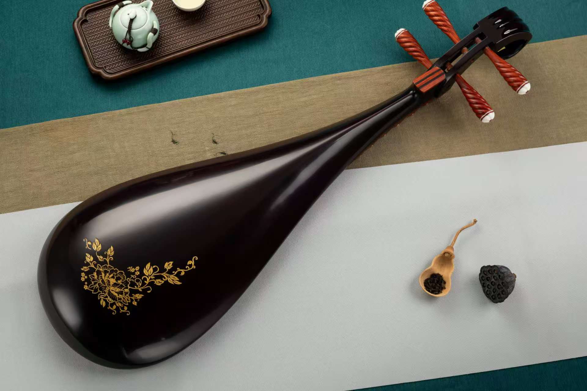 金花雕花花梨木琵琶Golden-Flowers-Engraved Padauk Pipa with