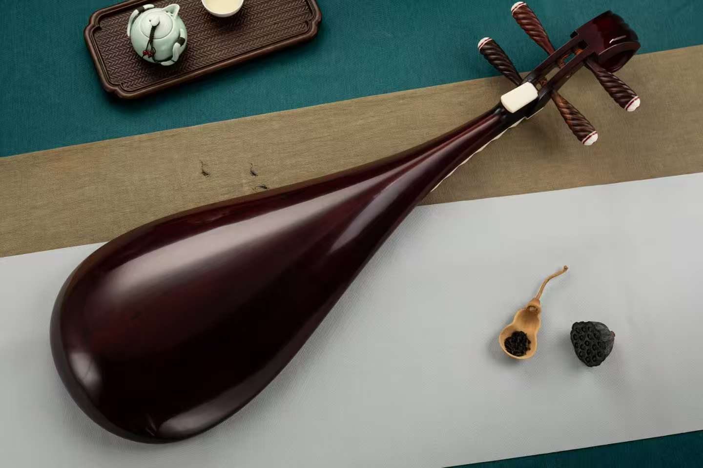白皮白相花梨木琵琶 White-top Padauk Pipa with White Frets