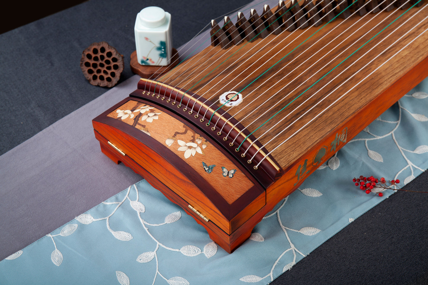 芳華 'Youthful Blossoms' 51.2'' (130cm) Travel Size Guzheng with Wood and Mother of Pearl Inlay on Indian Rosewood 阔叶黄檀木皮彩贝镶嵌小筝