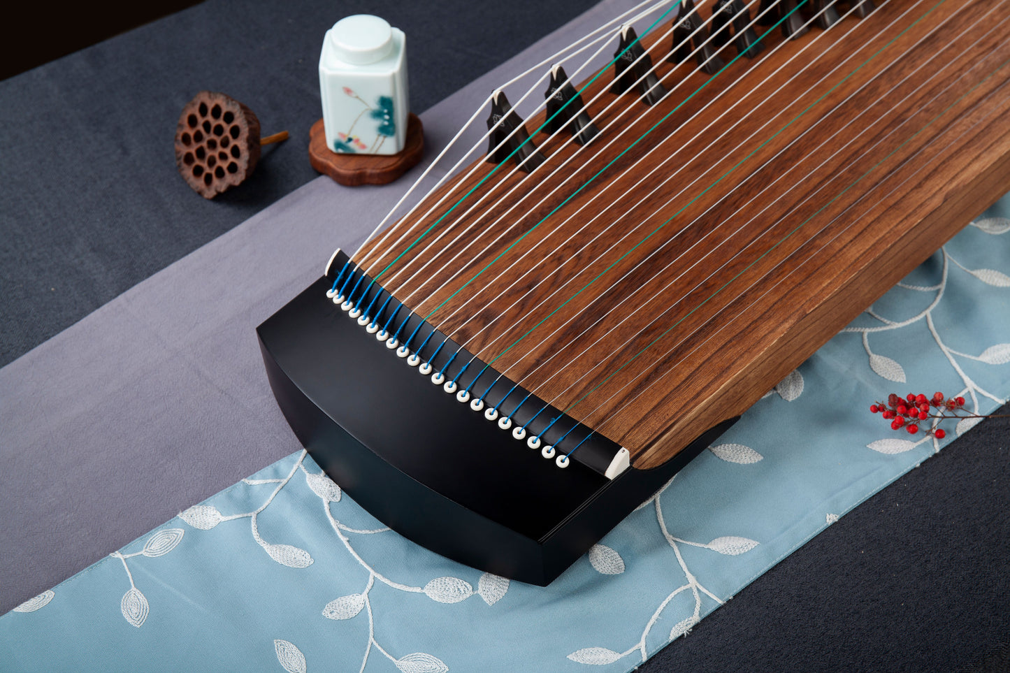 黑素面 'Plain Black' 49.2'' (125cm) Travel Size Guzheng with Matte Finishing on Paulownia 泡桐木素面小筝