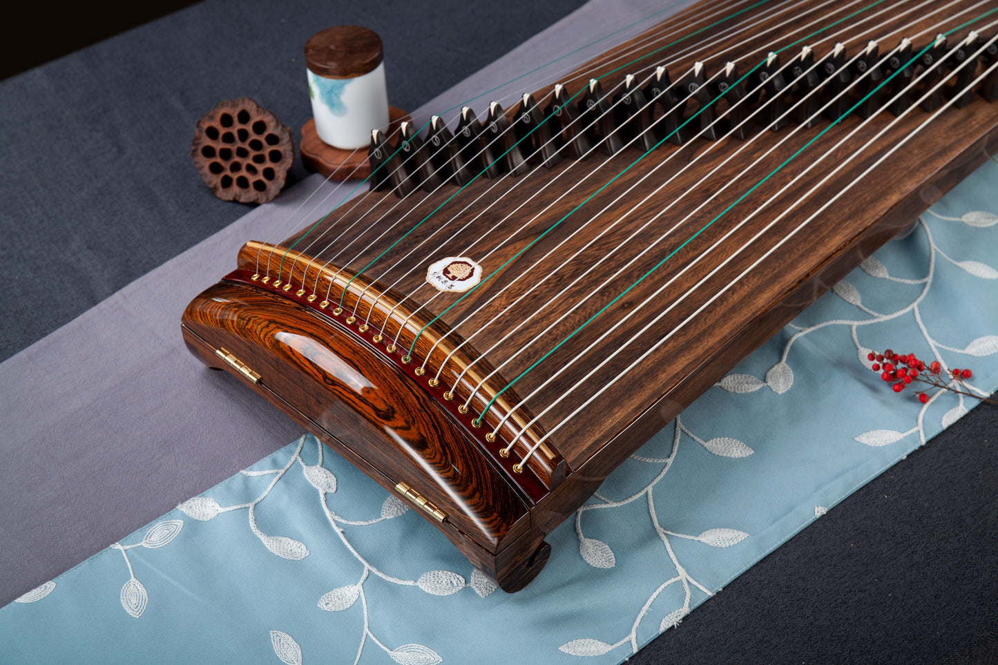 小柒 'Little Seven' 35.4'' (90cm) Travel Size Hand-Carved Hollowed-Out Guzheng with Decorative Burmese Teak Panel 金丝柚木素面挖筝小筝