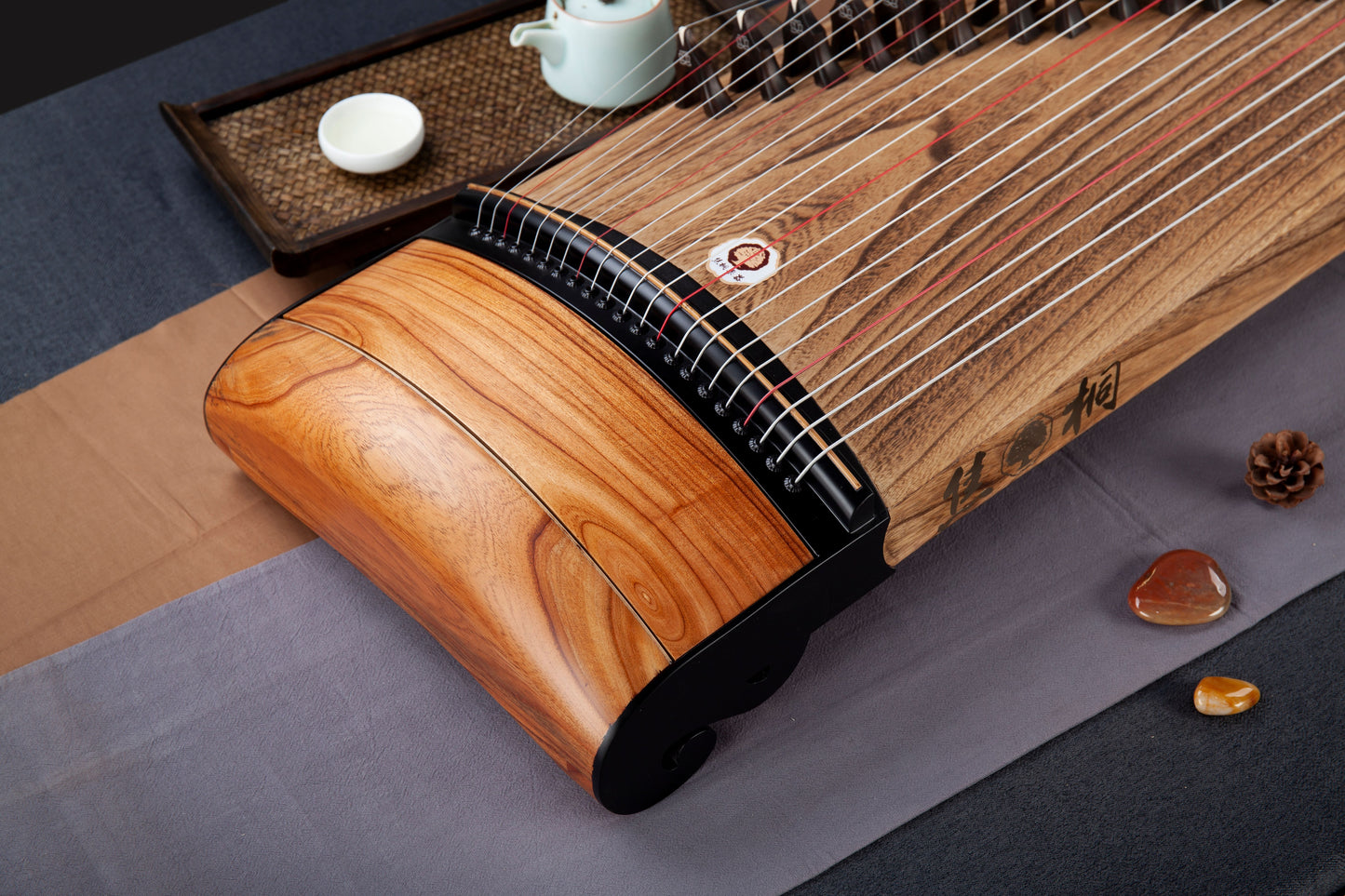 素顏 'Pure Beauty' Hand-Carved Hollowed-Out Guzheng with Decorative Ebony Panel 黑檀素面挖筝