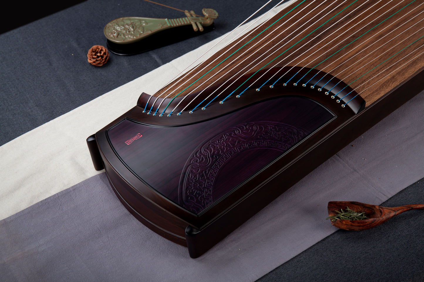 浮玉 'The Jade Pendant' Concert Grade Guzheng with Embossing on Indian Rosewood 阔叶黄檀浮雕演奏级古筝