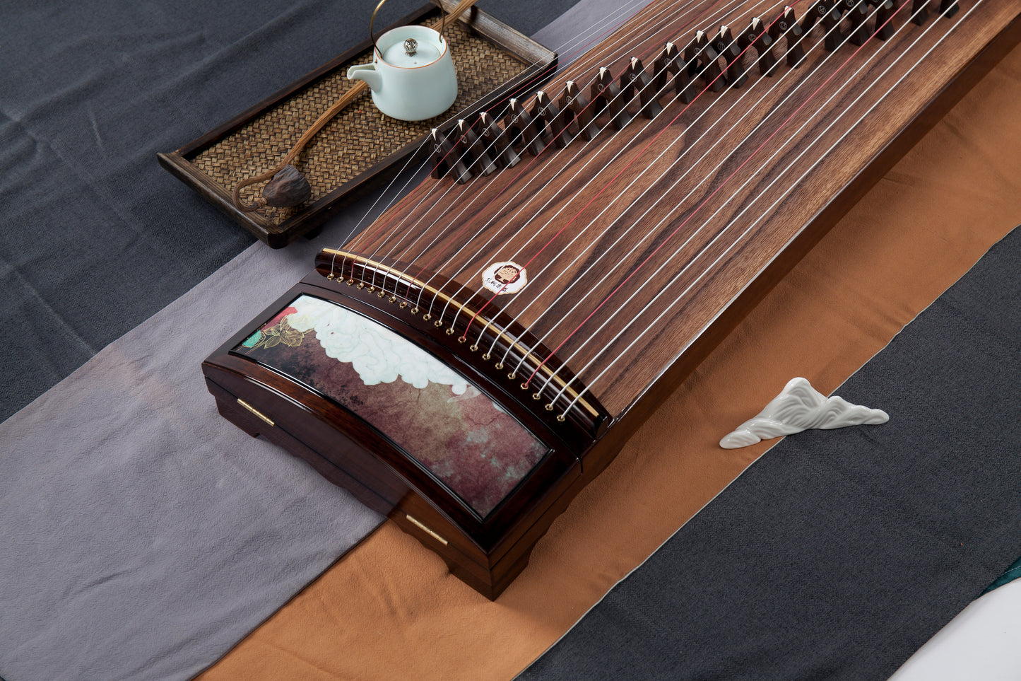 韻瑤 'Elegant Melodies' Collector's Grade Guzheng with Piano Lacquer Finishing on Indian Rosewood 阔叶黄檀钢琴烤漆亮面收藏级古筝