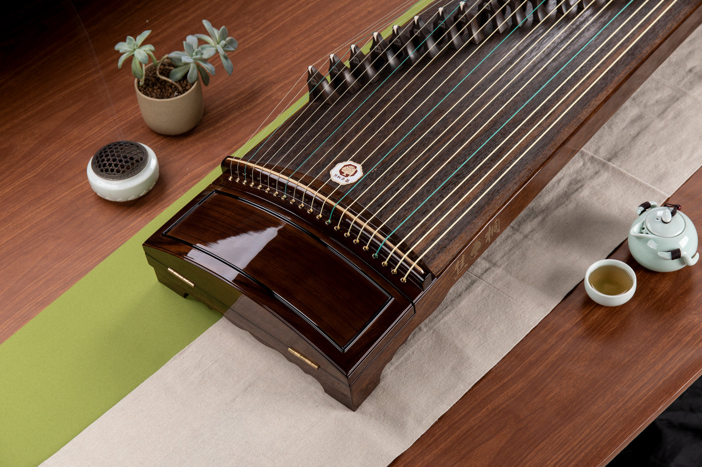 素雅·薄 'Plain Burmese Teak - Thin' Collector's Grade Guzheng with Piano Lacquer Finishing on Burmese Teak 金丝柚木钢琴烤漆亮面收藏级古筝