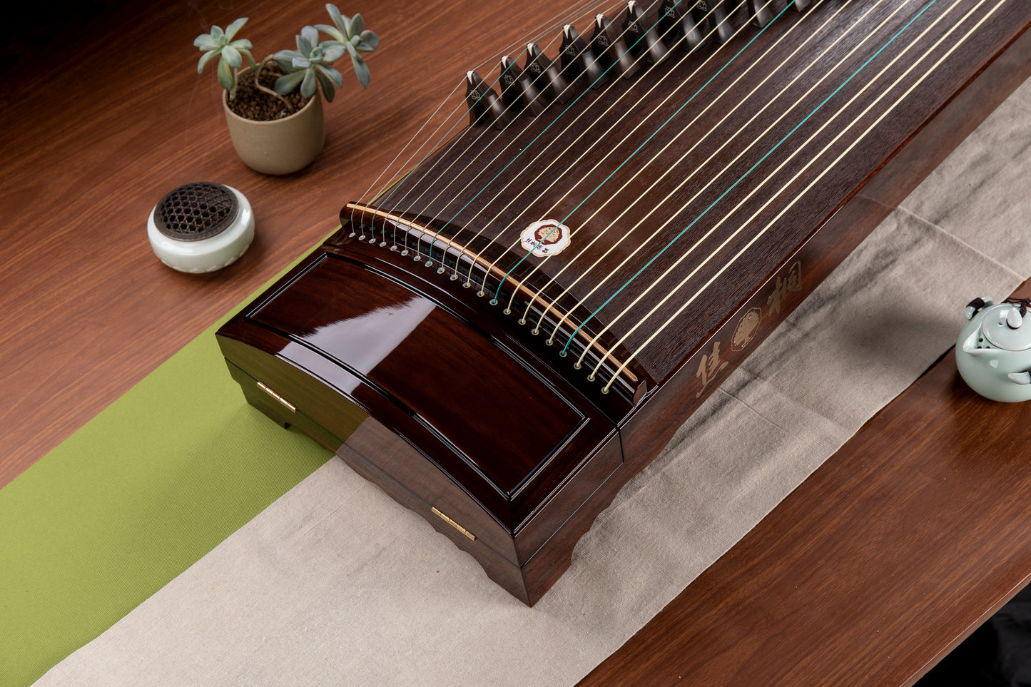 玫瑰檀素面 'Plain Red Sandalwood' Hand-Carved Hollowed-Out Guzheng with Piano Lacquer Finishing 钢琴烤漆亮面挖筝