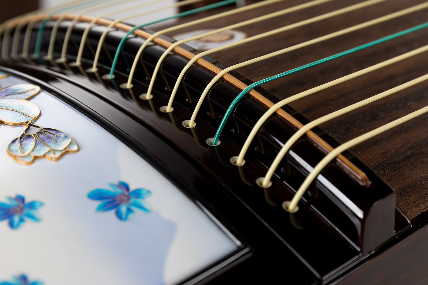 木蘭 'Magnolia' Collector's Grade Guzheng with Cloisonné Enamel and Piano Lacquer Finishing on Indian Rosewood 阔叶黄檀掐丝珐琅钢琴烤漆亮面收藏级古筝