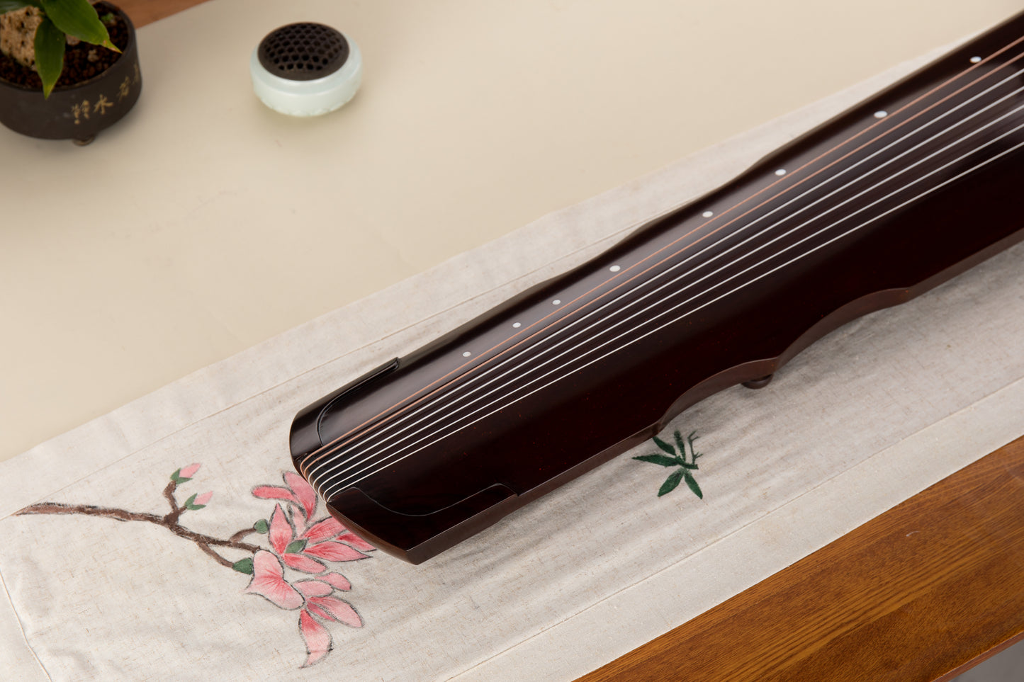 栗色伏羲桐木古琴(桐木底板) Chestnut-Colored Fuxi-Style Chinese Paulownia Guqin (Paulownia Bottom Board)